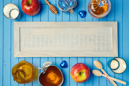 Jewish holiday Rosh Hashana background with wooden board, honey and apples on table. View from above. Flat layの写真素材