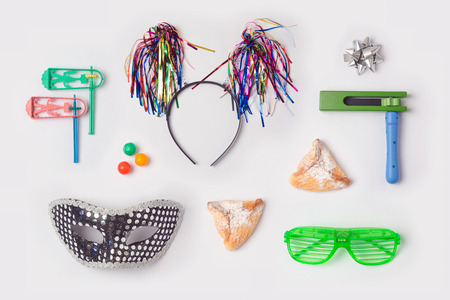 Jewish holiday Purim mock up template with carnival mask, hamantaschen cookies or hamans ears. View from above. Flat layの写真素材