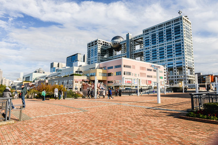 Dec 2017 in Japan - People are walking at the front of Aqua city Odaibaのeditorial素材