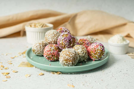 Whole oat flakes and coconut powder in a green plate