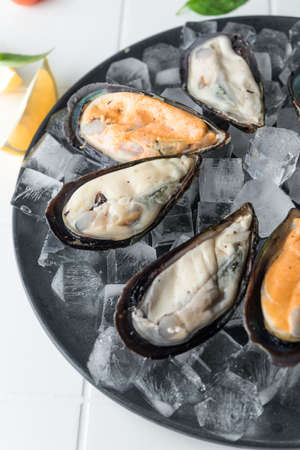 raw mussels in the sinkの写真素材