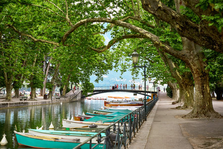 Annecy, France - JULY 19, 2017: Canal du Vasse and the Love Bridge of Annecy, Franceのeditorial素材