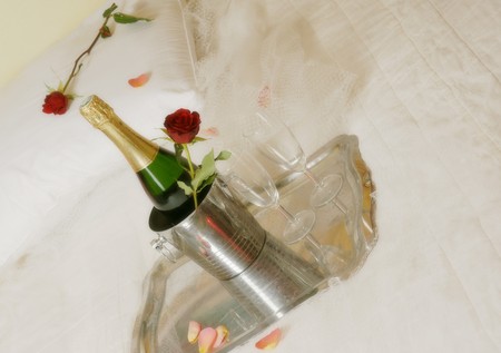 red rose, rose petals, champagne, bubbles, drink alcohol, sparkling, Valentine, Valentine 14, romantic, romance, bed, cozy, tea, duo,の写真素材