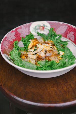 stir fried chicken noodles on dishの写真素材
