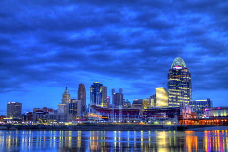 6am Cincinnati Ohio editorial skyline as seen from riverbank of Newport Kentuckyのeditorial素材