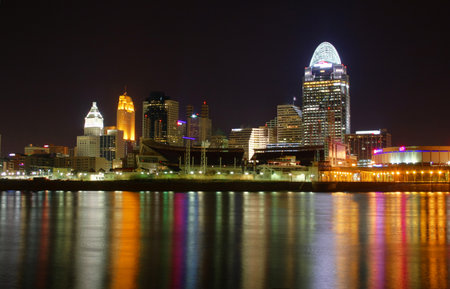 CINCINNATI  JANUARY 16: Sunrise over the skyline of Cincinnati, Ohio, January 16, 2012. Cincinnati is the third largest city in Ohio with a population of 296,943.のeditorial素材
