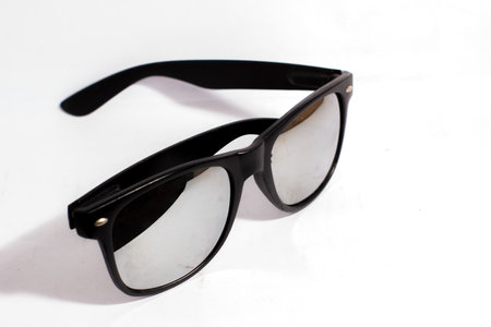 this protection tools cover the eye from the sun and light