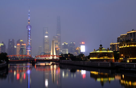 Bund garden bridge, against the Pudong's Oriental Pearl Towerのeditorial素材