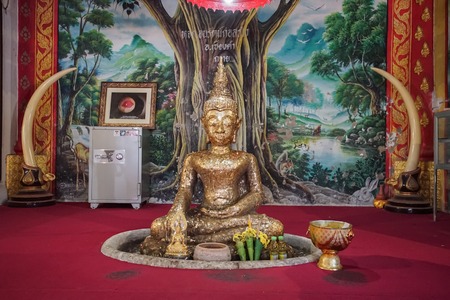 PHAYAO, THAILAND - May 11, 2018: The sitting Bhuddha image on ground in Wat Phra Chao Nang Din in Phayao province, Thailand.のeditorial素材