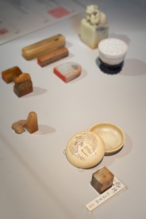 Taipei, Taiwan - November 22, 2018: Ancient Chinese imperial artifacts and artworks in National Palace Museum in Taipei City, Taiwan.のeditorial素材