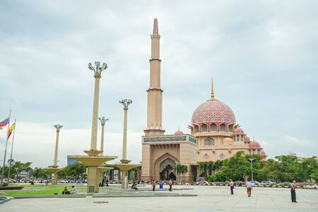 Kuala Lumpur, Malaysia - November 8, 2019: Putra Mosque is the famous Pink Mosque in Kuala Lumpur city, Malaysia.のeditorial素材