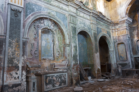 Ruin of an old building, ghost town Romagnano al Monte, Italyの素材 [FY310123772163]