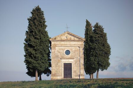 Popular photography and touristic location in Tuscany, amazing Vitaleta chapel at colorful sunset, Pienza, Tuscany, Italy, Europe. Travel backgroundの写真素材