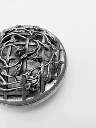 Rusty silver potpourri holderの素材