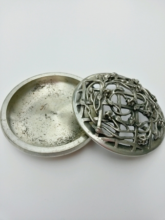 Rusty silver potpourri holderの素材