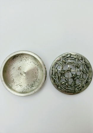 Rusty silver potpourri holderの素材