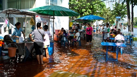 Thai people sell food on the water ,Bangkok Floodingのeditorial素材