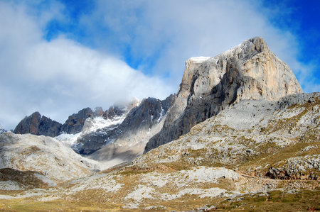 Snowy peaks on the hiking trails of the Picos de Europa, from the Fuente De viewpoint, in Cantabriaの写真素材