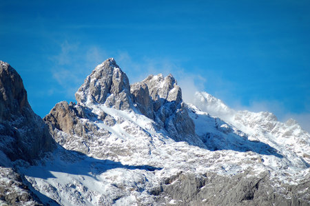 View of the snow-capped peaks of the Picos de Europa from the Fuente De viewpoint, in Cantabria, Spainの写真素材