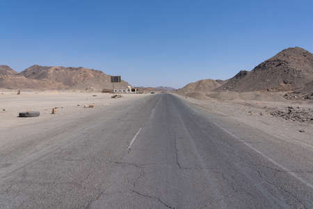 Asphalt road along sand dunes in desert, Sahara, Egypt, Africaの写真素材