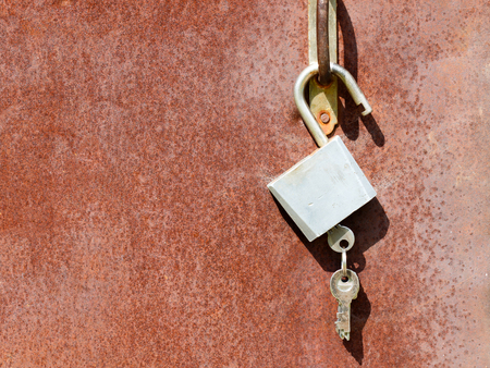 old padlock with keys on rusty backgroundの写真素材