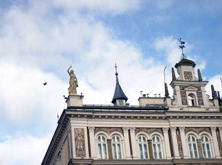 The white roof of a classical building against a background of a blue sky      の写真素材