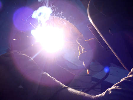 close-up electric arc welding using an electrode