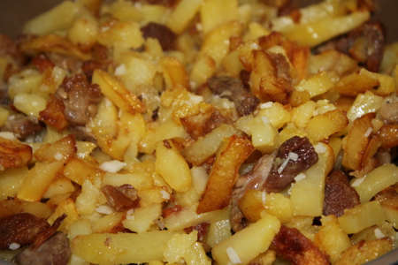 fry the potatoes in a frying pan, turning them over so as not to burnの写真素材