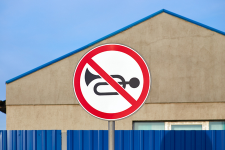 Traffic road sign no horn on blue sky background
の写真素材
