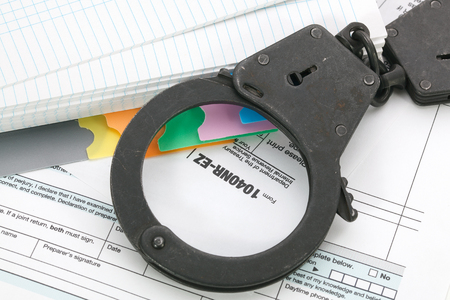 Handcuffs on tax form backgroundの写真素材