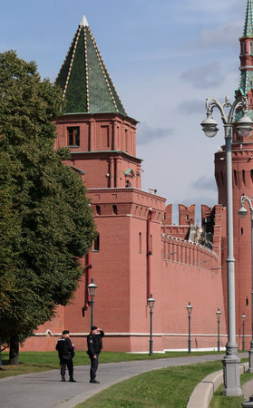 View of the Moscow Kremlin. Police officers walk along the Kremlin wallのeditorial素材