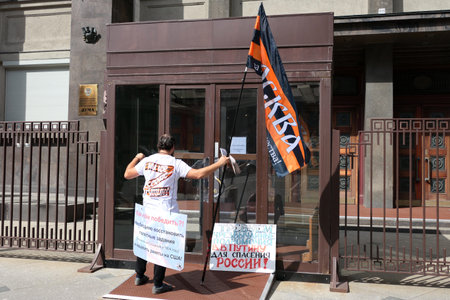 pro-Putin propagandist at the doors of the State Duma, Moscow, Russiaのeditorial素材