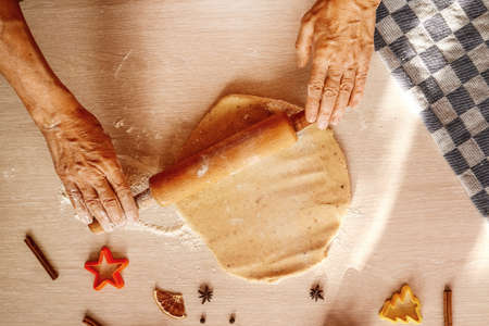 hands roll the dough with rolling pinの写真素材