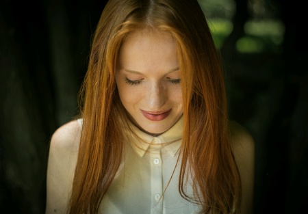 Red hair Girl in the parkの素材