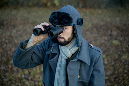 Men and binocularの素材