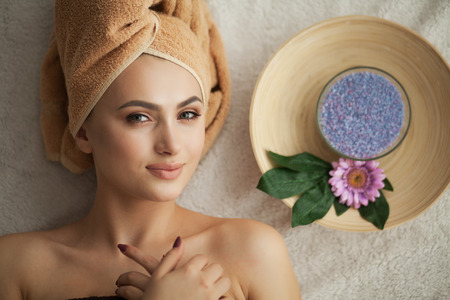 Masseur doing massage the head of an woman in spa salonの写真素材