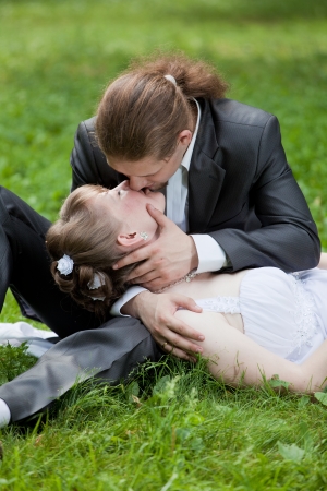 newlyweds kiss in parkの写真素材