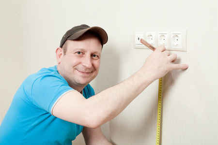 The master repairs the room in the apartment