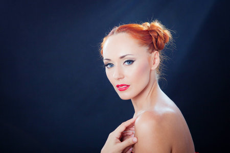 Beautiful portrait of a red hair woman with glamour bright makeup
の写真素材