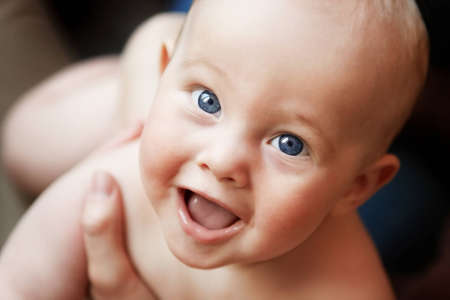 Portrait of adorable smiling newborn baby

の写真素材