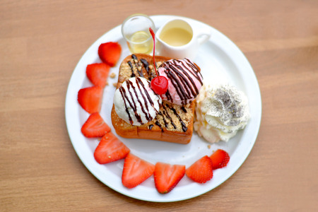 Honey toast strawberryの写真素材