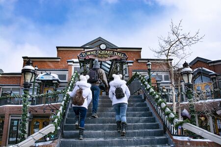 Breckenridge, Colorado/ USA-December 26 2018. Beautiful Colorado mountain town on a snowy winter day. People shopping in Town Square Mall. Family exploring Colorado town.のeditorial素材