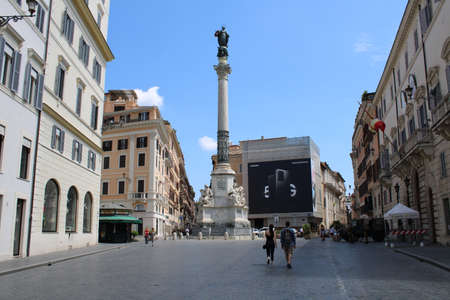 people walking in rome city center day timeのeditorial素材