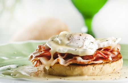 Eggs benedict served on green plateの写真素材