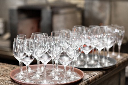 Empty glasses wine in restaurant. Glass water. A tray of wine glasses at a wedding receptionの素材 [FY31093691657]