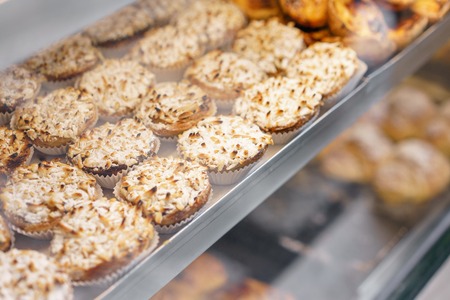 Rows of egg tart, traditional portuguese dessert, pasteis de nata, custard tarts. Cafe on the streets of Lisbon, Portugalの写真素材