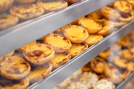 Rows of egg tart, traditional portuguese dessert, pasteis de nata, custard tarts. Cafe on the streets of Lisbon, Portugalの写真素材