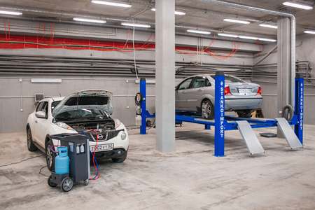 Russia, Nizhny Novgorod - August 17, 2015: Car service station. Interior of a vehicle repair station. hydraulic power liftのeditorial素材