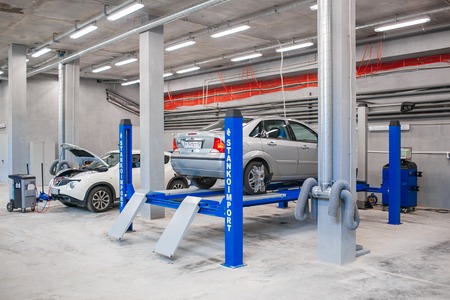 Russia, Nizhny Novgorod - August 17, 2015: Car service station. Interior of a vehicle repair station. hydraulic power liftのeditorial素材