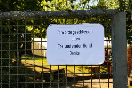 Please keep gates closed. Free-running dog. Thank you.の写真素材